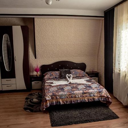 Hotel Casa Robi Pestisani Zewnętrze zdjęcie
