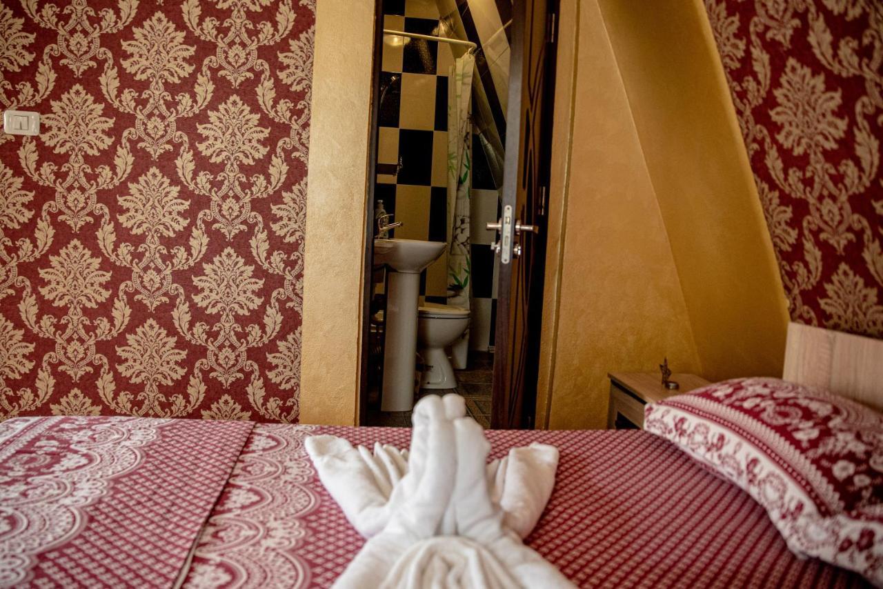 Hotel Casa Robi Pestisani Zewnętrze zdjęcie
