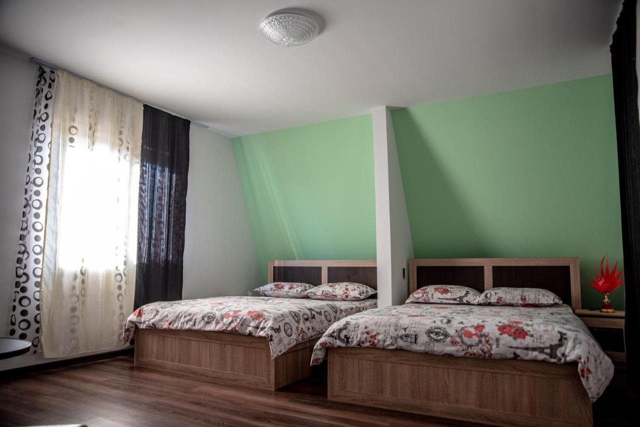 Hotel Casa Robi Pestisani Zewnętrze zdjęcie