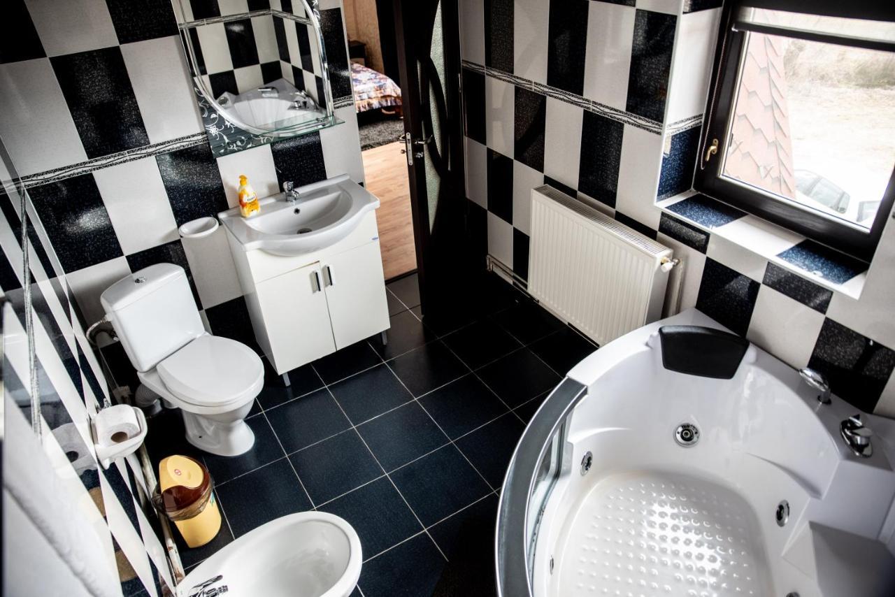 Hotel Casa Robi Pestisani Zewnętrze zdjęcie