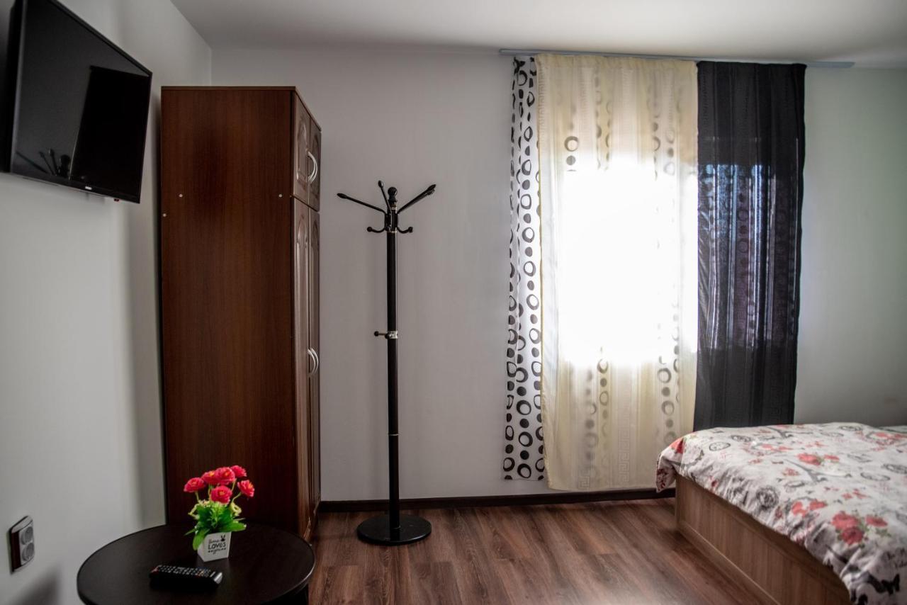 Hotel Casa Robi Pestisani Zewnętrze zdjęcie