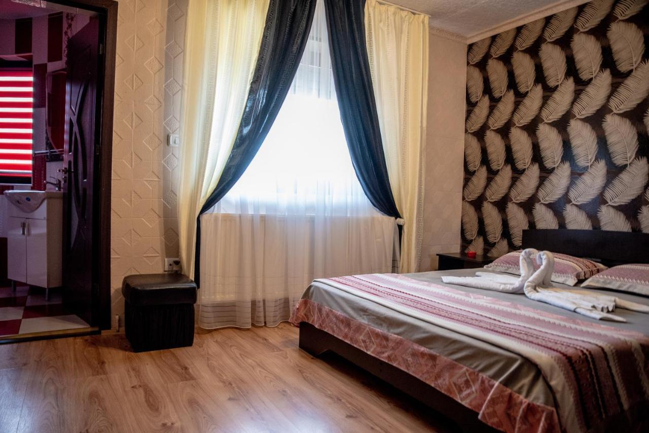 Hotel Casa Robi Pestisani Zewnętrze zdjęcie