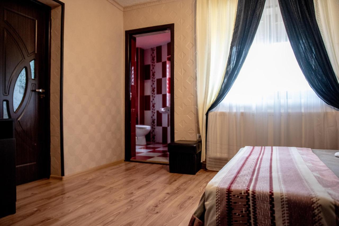 Hotel Casa Robi Pestisani Zewnętrze zdjęcie